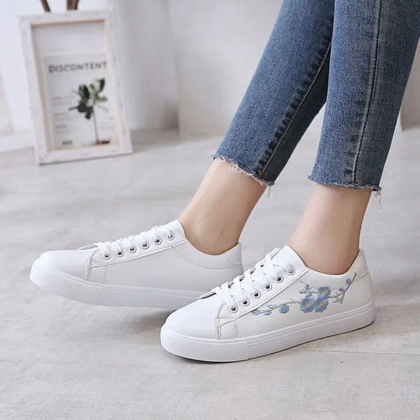 Tênis Feminino com Renda e Bordado Floral