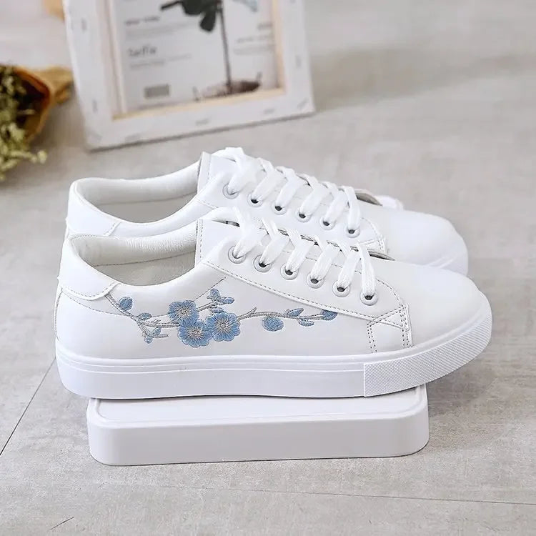 Tênis Feminino com Renda e Bordado Floral