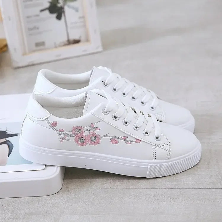 Tênis Feminino com Renda e Bordado Floral