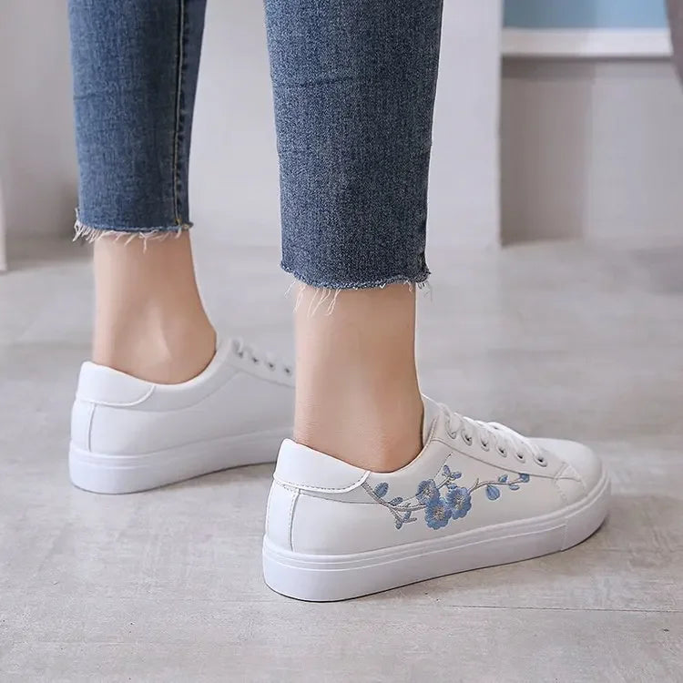 Tênis Feminino com Renda e Bordado Floral